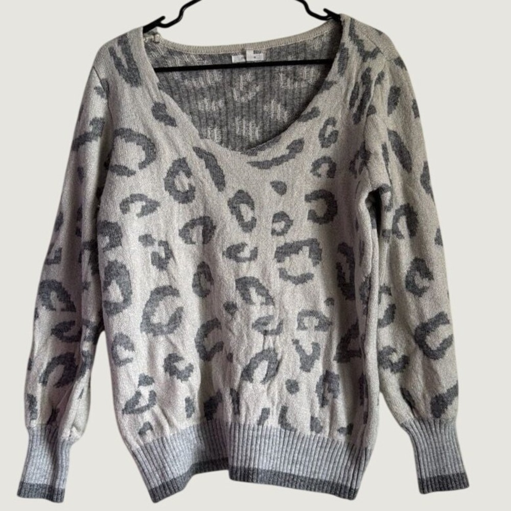 Maurices Leopard Print Sweater Size M V-Neck Knit Animal Pattern Grey Pullover